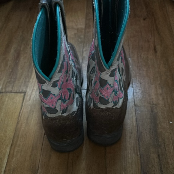 Fun adorable cow pattern Ariat boots - Picture 3 of 8